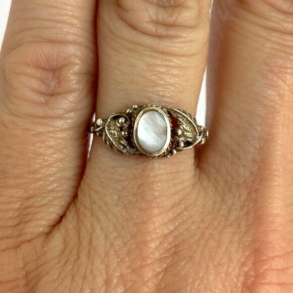 Sterling Silver 925 Southwest Style Oval Mother Of Pearl Feather Leaf Ring 6.5 - Picture 1 of 16
